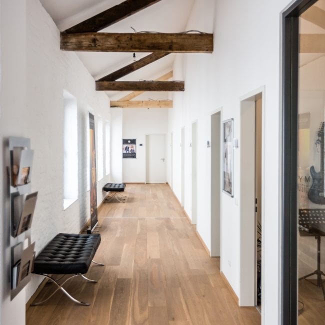 Weitläufiger Flur der Music Academy