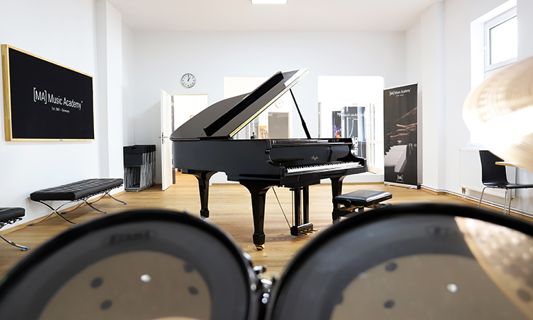 Klavier und Schlagzeugraum an der Music Academy