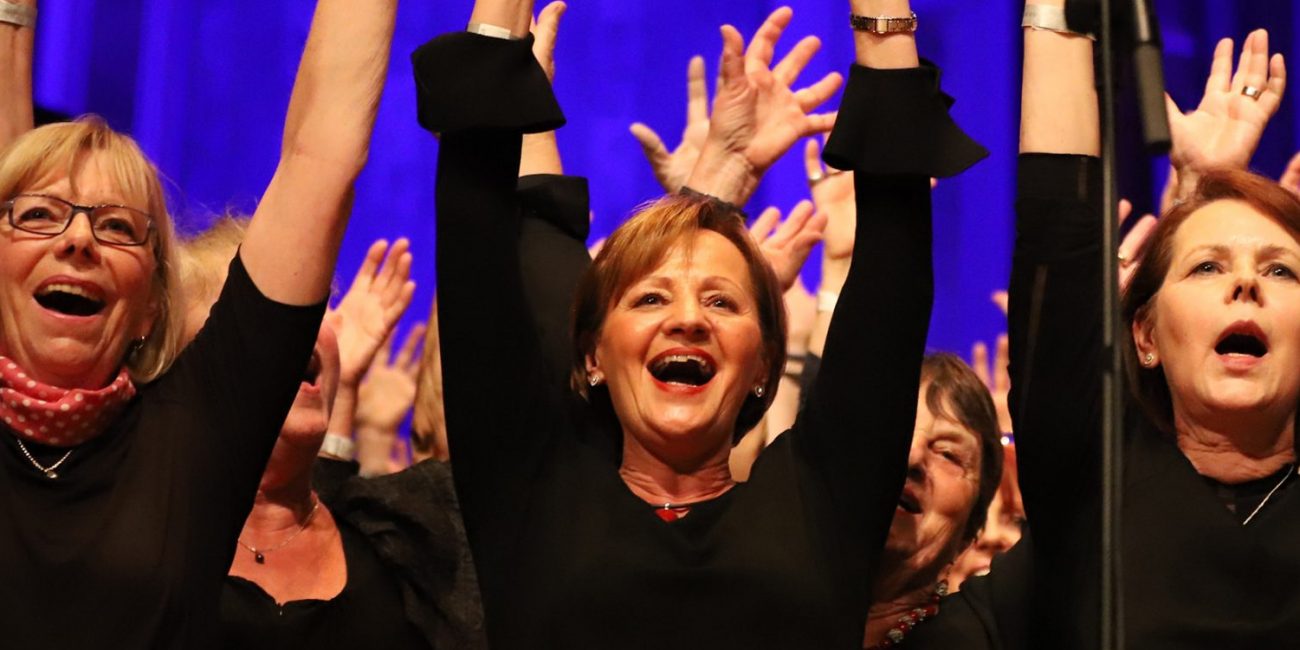 Der Rockchor 60 plus wirft enthusiastisch die Arme hoch