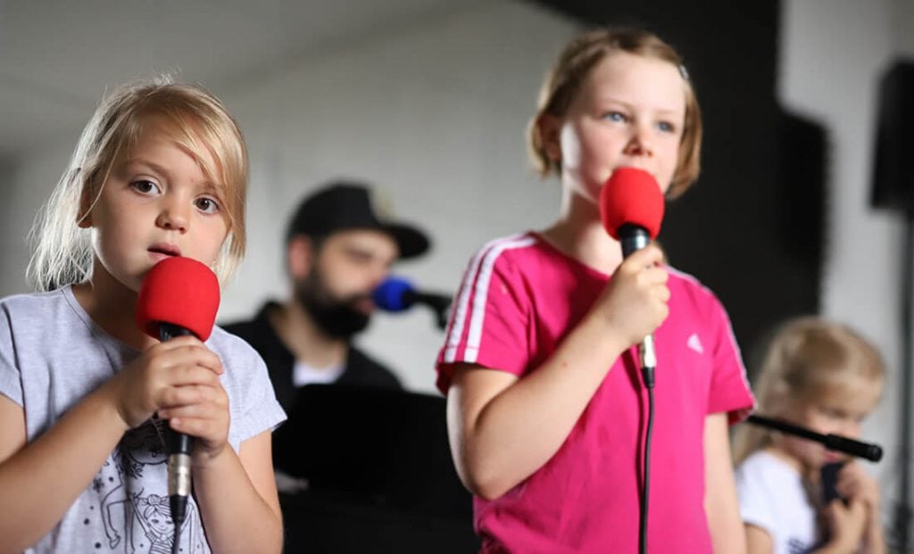 Kinder testen die Mikrofone aus