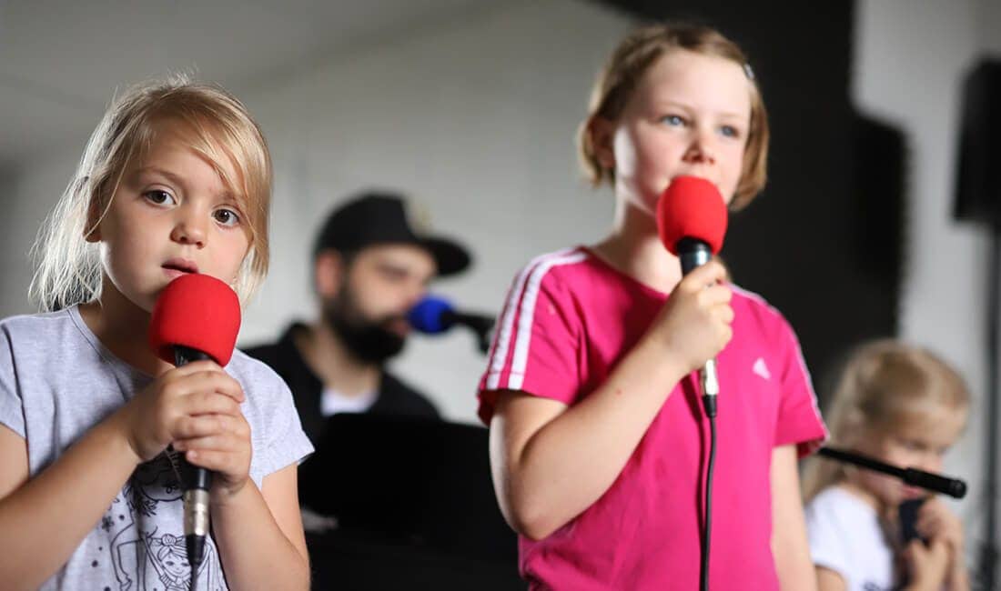 Kinder testen die Mikrofone aus
