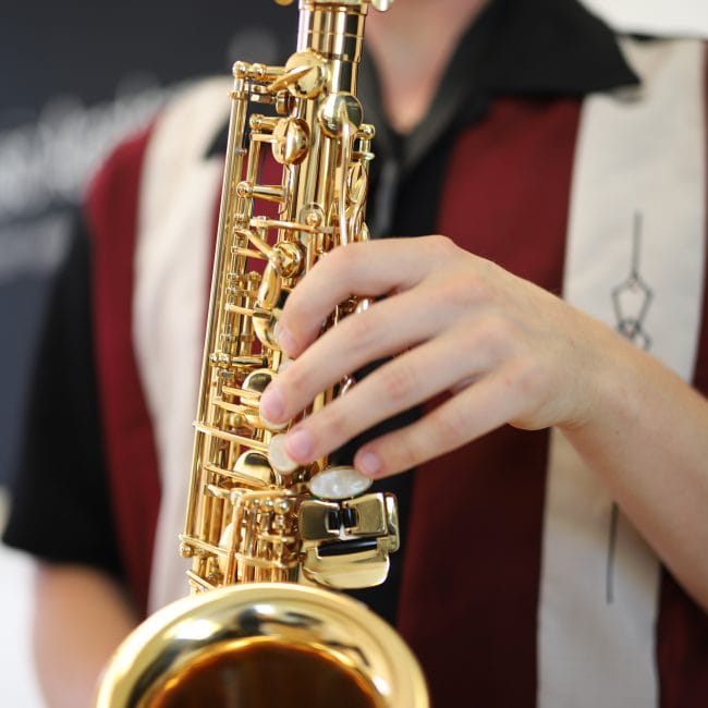 Schüler spielt Saxophon