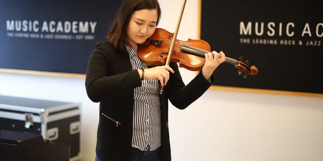 Mädchen spielt Geige an der Music Academy