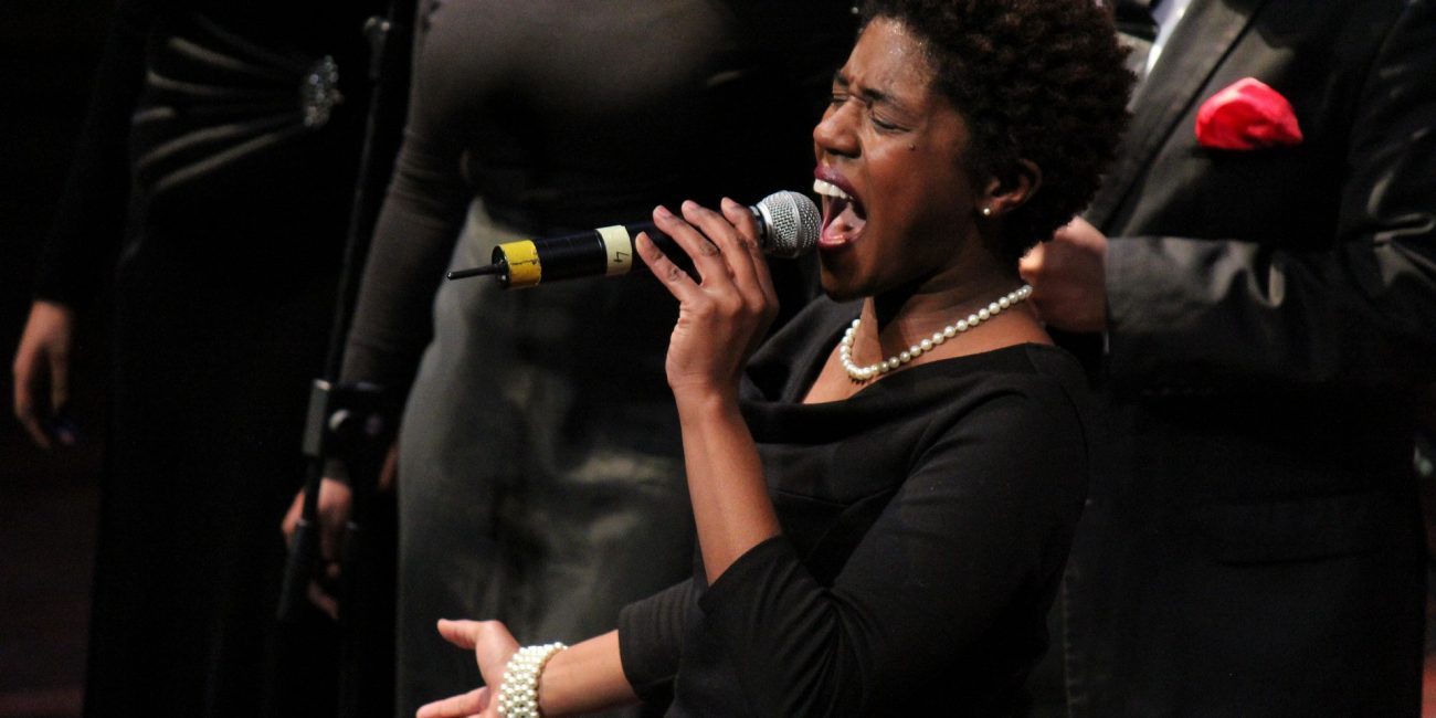 Frau singt im Gospelchor ein Solo