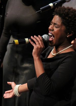 Frau singt im Gospelchor ein Solo