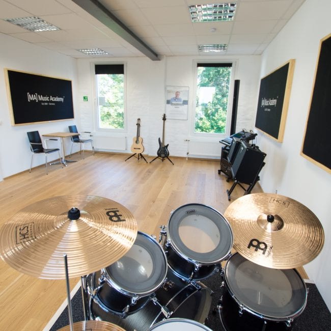 Proberaum mit Schlagzeug und Equipment an der Music Academy
