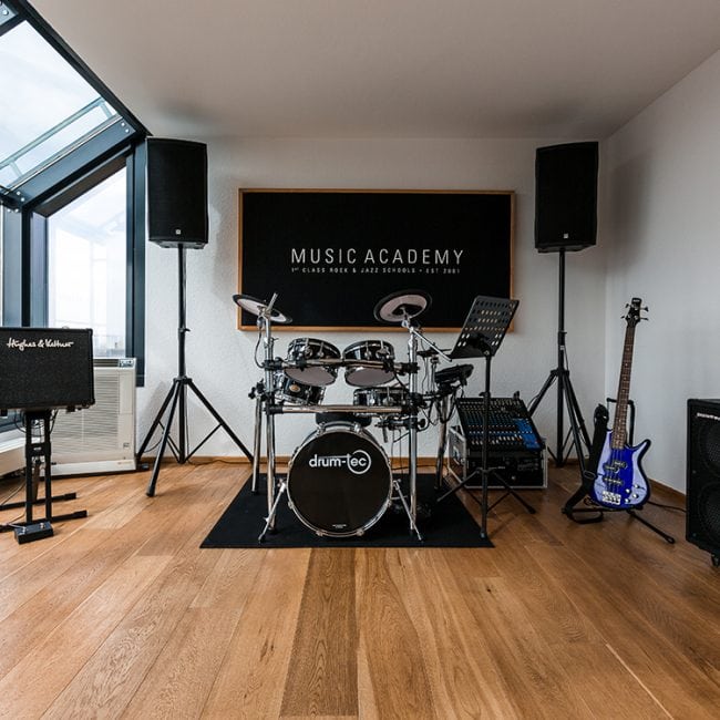 Proberaum der Musikschule mit einem Schlagzeug