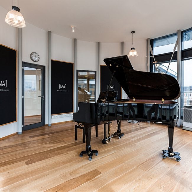 Proberaum der Musikschule Music Academy mit großem Flügel