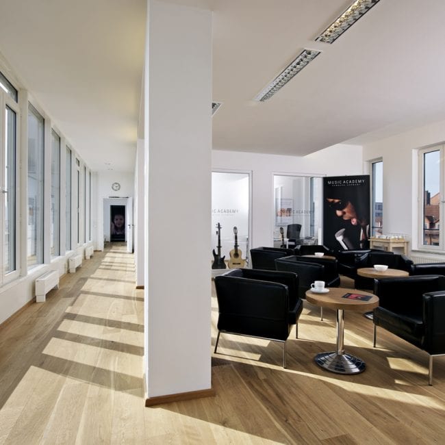 Weitläufiger Lounge Bereich der Musikschule Music Academy