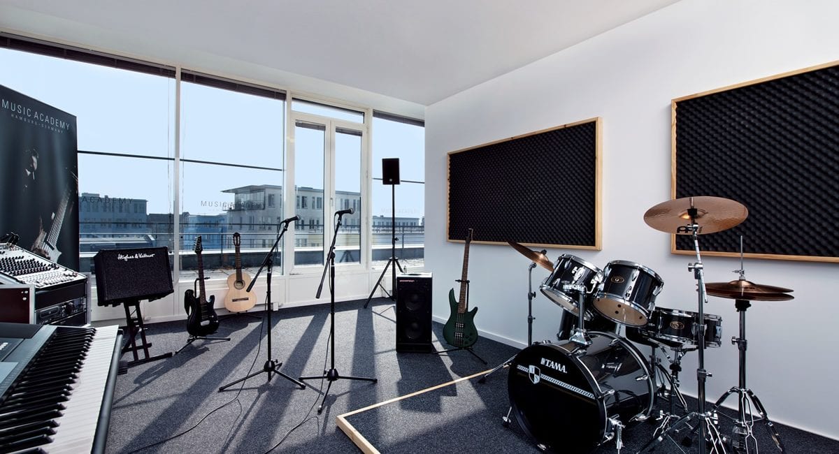 Proberaum mit Schlagzeug und weiterem Equipment an der Music Academy