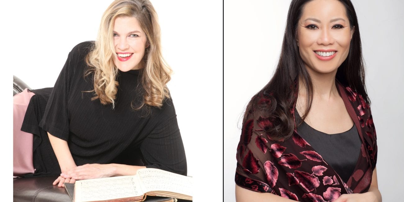 Dozentin lächelt in die Kamera