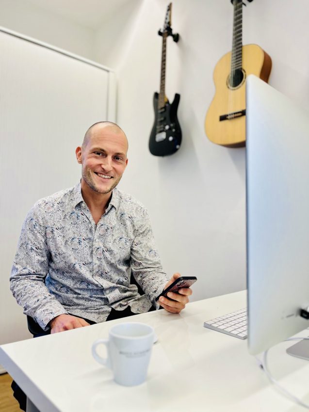 Filialleiter Ben Klein lacht in die Kamera