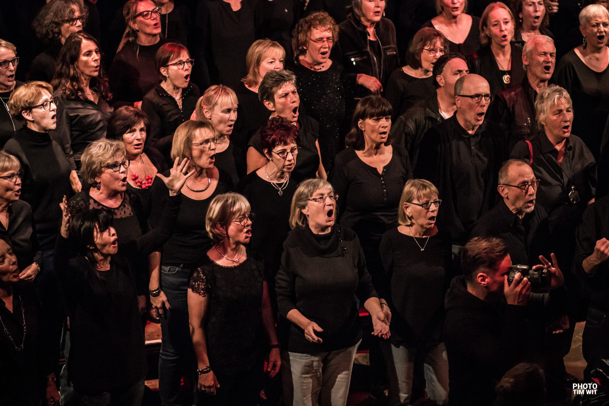 Rockchor 60+ singt auf einem Auftritt