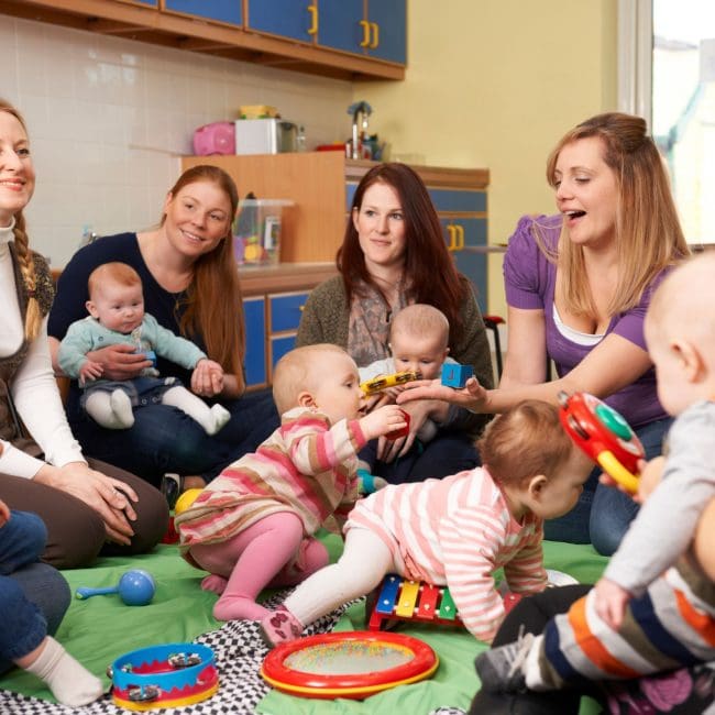 Mütter in einer Gruppe mit ihren Kindern