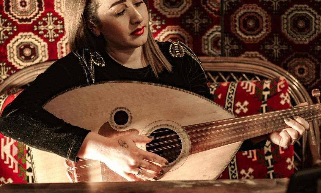 Schülerin spielt Oud