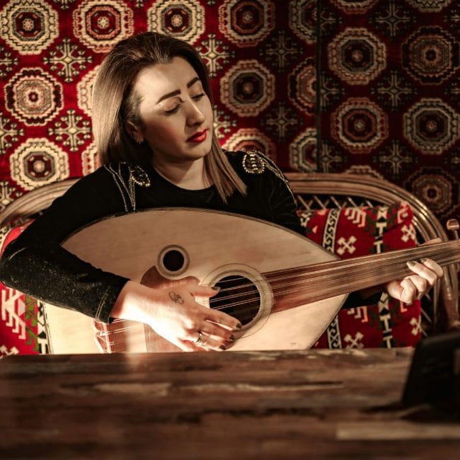 Schülerin spielt Oud