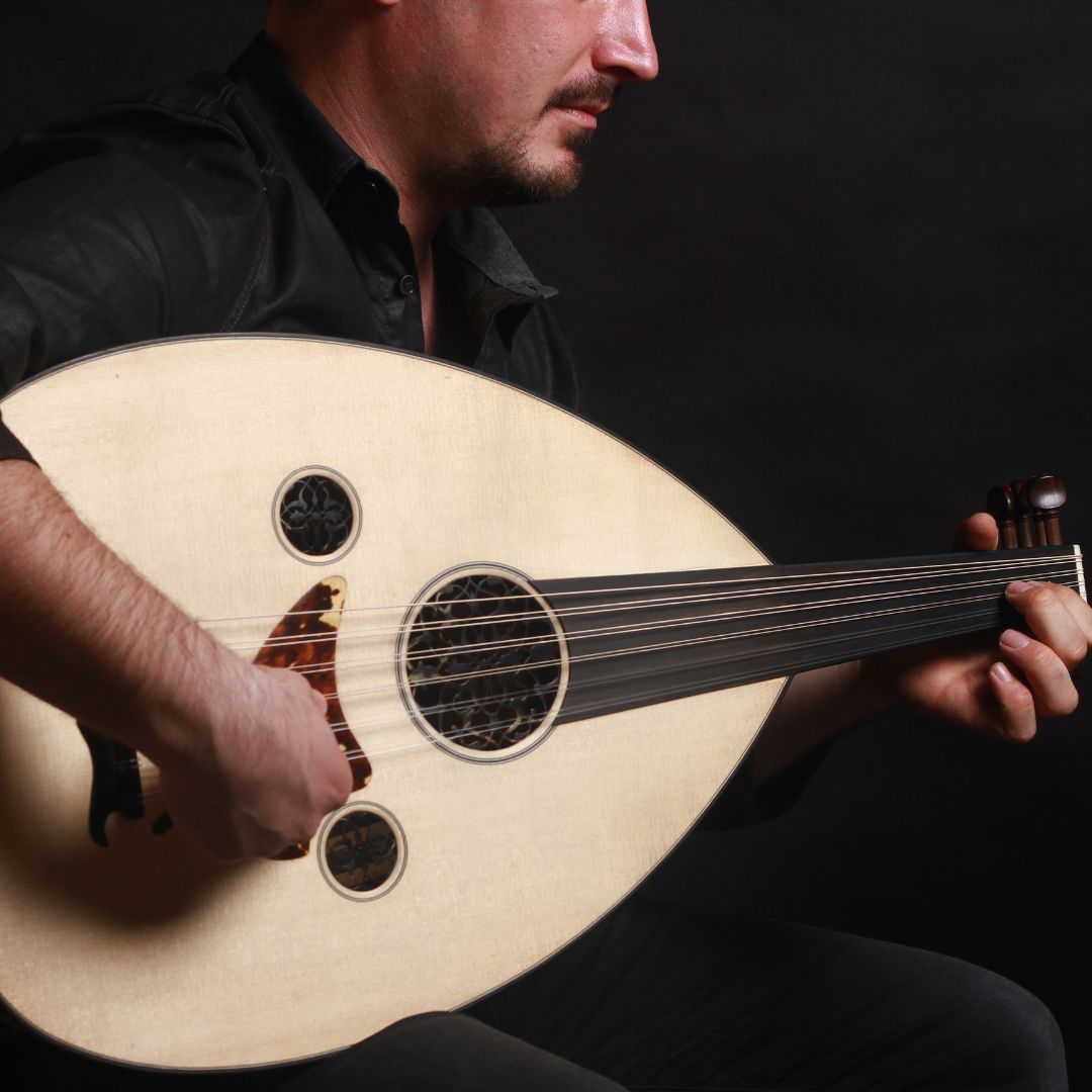 Dozent spielt an der Oud
