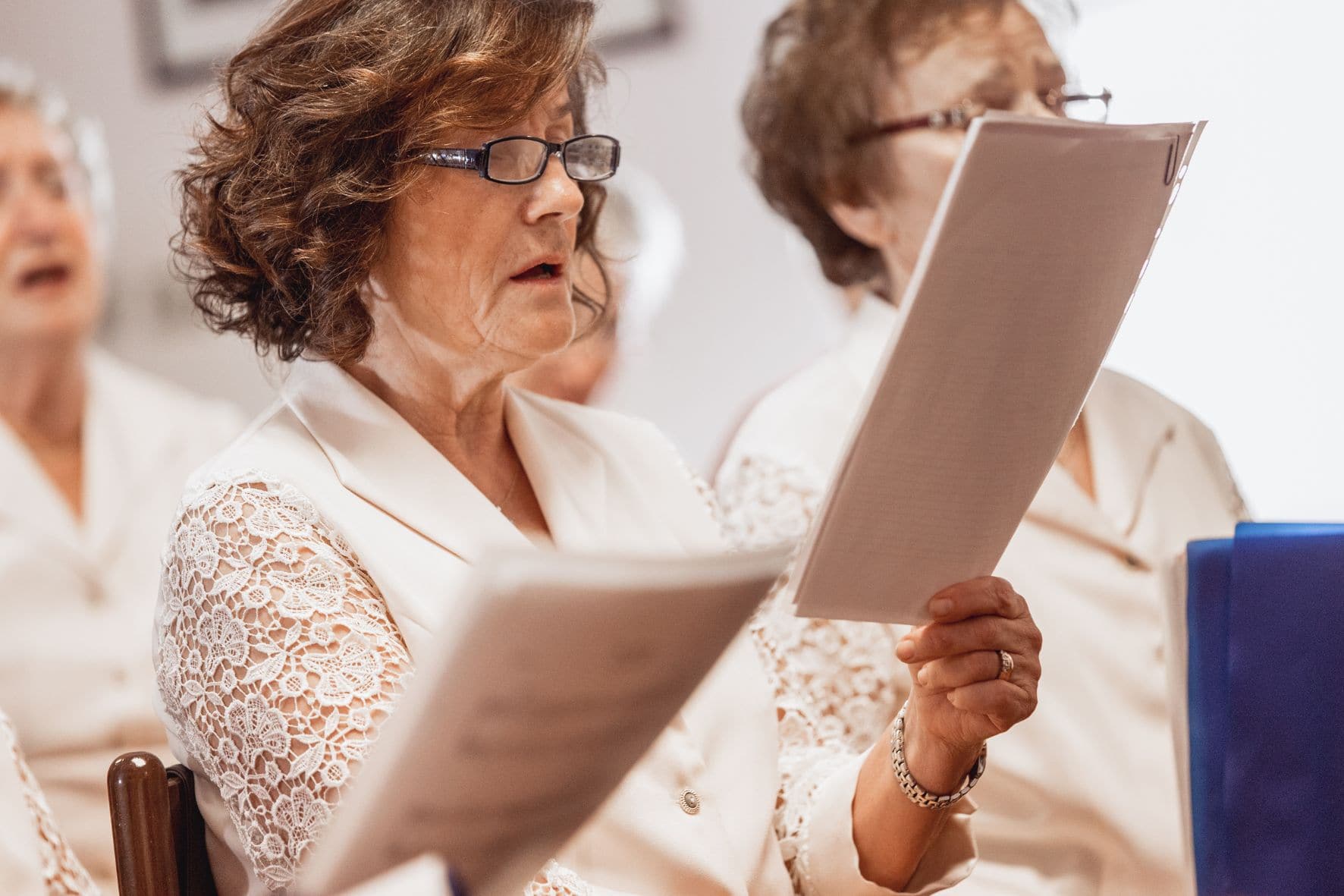 Hier singen mehrere Frauen im Chor