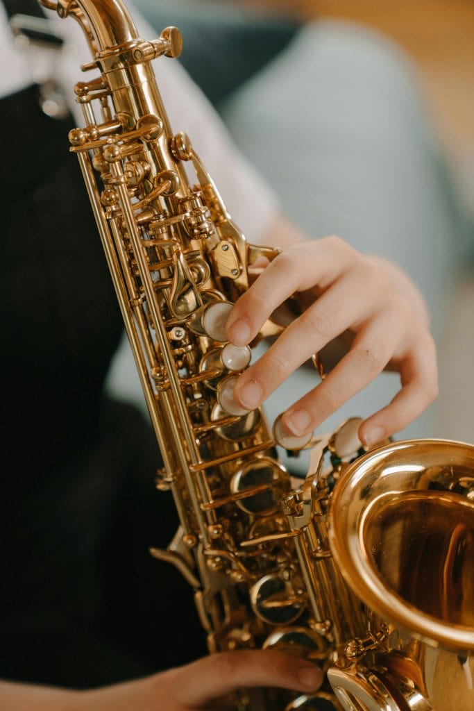 Mädchen spielt Saxophon
