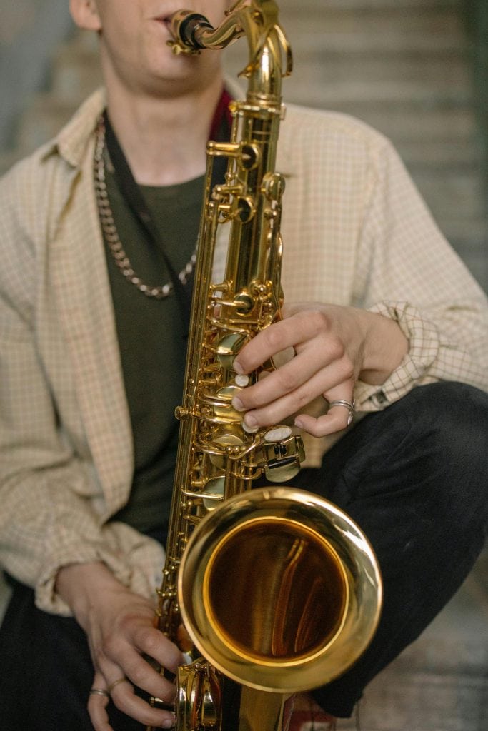 Mann spielt Saxophon