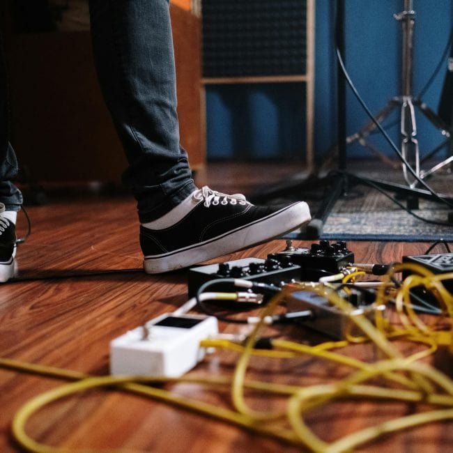 Fussschalter für die Gitarre wird getätigt