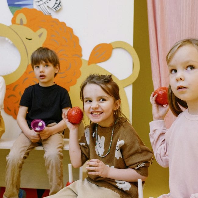 kinder lernen musizieren