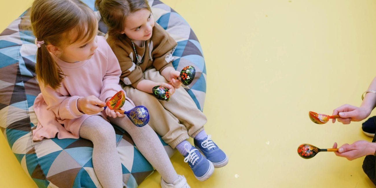 kinder lernen musizieren