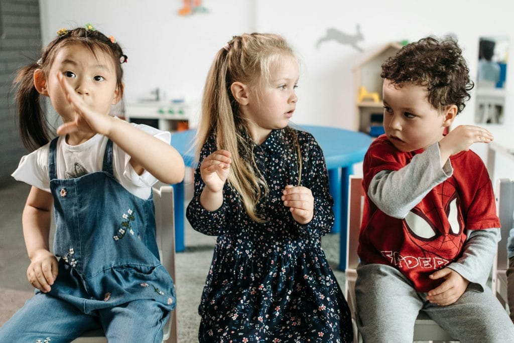 kinder lernen musizieren