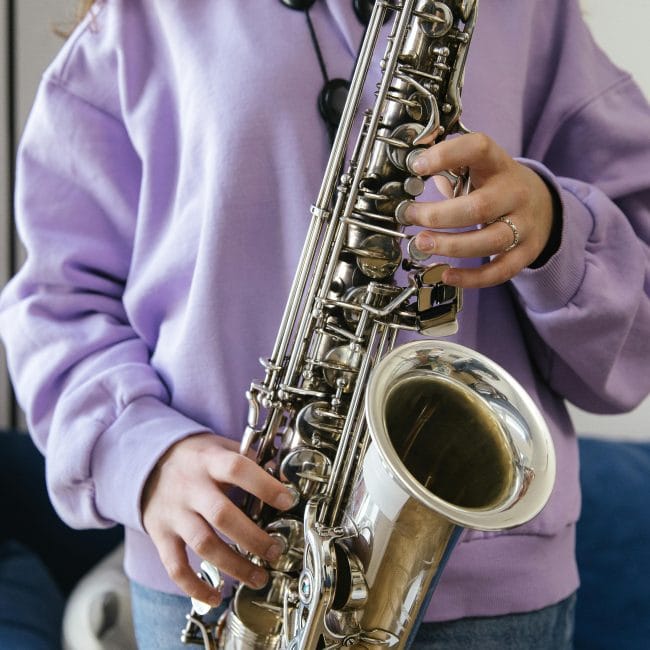 Mädchen spielt Saxophon